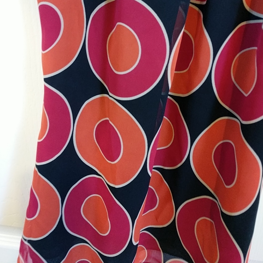Cute patterned top. - Picture 4 of 8